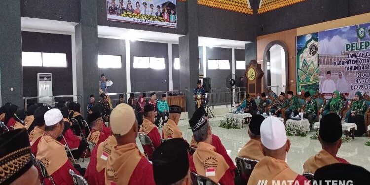 FOTO : DEVIANA/MATAKALTENG - Bupati Kotim Halikinnor saat melepas CJH Kotim tahun 2023, Kamis 1 Juni 2023.