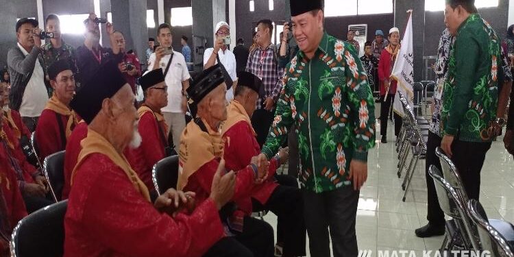 FOTO: DEVIANA/MATAKALTENG - Bupati Kotim Halikinnor saat menyapa CJH pria usai kegiatan pelepasan, Kamis 1 Juni 2023.
