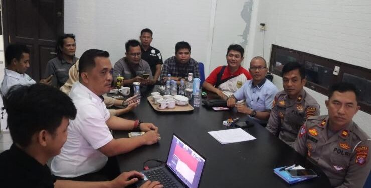 FOTO : HUMAS POLRES GUMAS/MATA KALTENG - Wakapolres Kompol Tri Wibowo, bersama Kasat Reskrim AKP Jhon Digul Manra, Kasat Lantas Iptu Dindin Mahmudin, dan wartawan yang tergabung dalam PWI, mengikuti dialog publik secara daring yang diselenggarakan Divisi Humas Mabes Polri, Rabu, 31 Mei 2023.