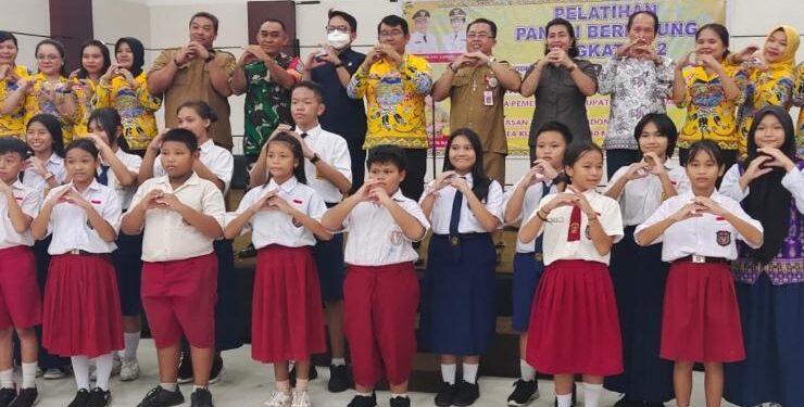 FOTO : DISDIKPORA GUMAS/MATA KALTENG - Asisten III Setda Gumas Letus Guntur didampingi Plt Kepala Disdikpora Aprianto, berfoto bersama dengan para guru dan peserta didik yang mengikuti penutupan program pelatihan pandai berhitung metode gasing angkatan kedua, di Gedung Christian Center Kuala Kurun, Selasa, 30 Mei 2023.
