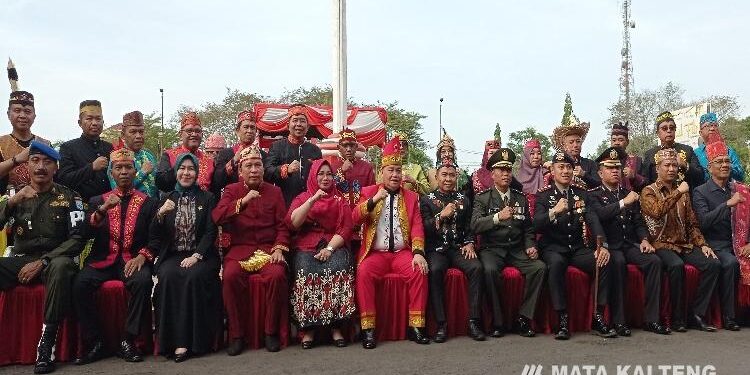 FOTO: DEVIANA/MATAKALTENG - Bupati Kotim Halikinnor bersama pejabat di Kotim usai melaksanakan upacara peringatan Hari Lahir Pancasila, Kamis 1 Juni 2023.