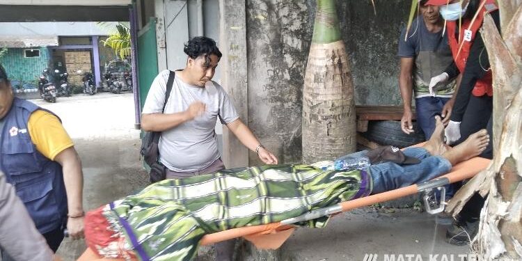 FOTO: AGUS/MATA KALTENG - Mayat H. Johan saat dievakuasi oleh petugas, Sabtu 3 Juni 2023.