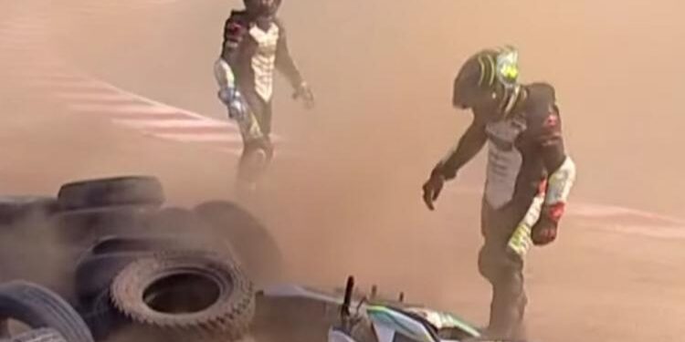 FOTO: RZL/MATAKALTENG - Kedua pebalap asal Kota Palangka Raya, pada saat terjatuh di tikungan pertama race 1 Oneprix Putaran 2.