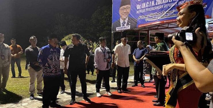 FOTO : IST/MATAKALTENG - Sekda Kalteng Nuryakin menyambut kedatangan Mendag Zulkifli Hasan di Bandara Tjilik Riwut Palangka Raya.
