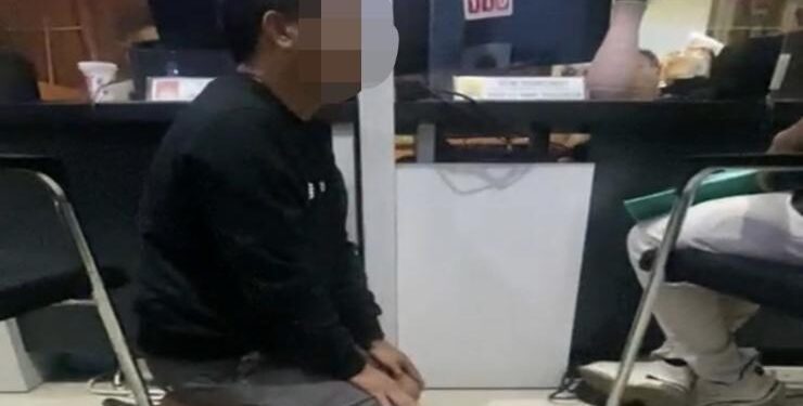 FOTO : IST/MATAKALTENG - Terduga pelaku Penggelapan mobil rental SY saat bersujud minta maaf kepada pemilik mobil di Mapolres Kotim