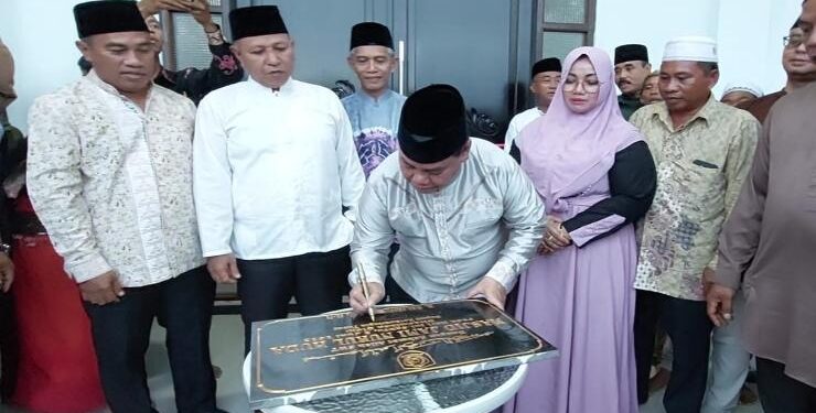 FOTO : IST/MATAKALTENG - Bupati Kotim Halikinnor saat menandatangani prasasti peresmian Masjid Jami Nurul Huda di Desa Luwuk Ranggan, Minggu 3 Juni 2023.