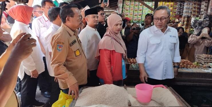 FOTO : OLIVIA/MATAKALTENG - Menteri Perdagangan RI Zulkifli Hasan (kanan) mengunjungi sekaligus mengecek kebutuhan pokok di Pasar Besar Palangka Raya, Sabtu 3 Juni 2023.