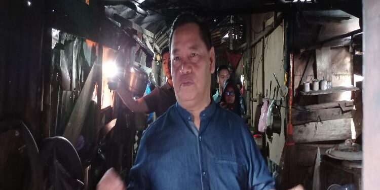 FOTO: DEVIANA/MATAKALATENG - Bupati Kotim Halikinnor saat melihat kondisi rumah Siti yang memprihatinkan, Minggu 4 Juni 2023.