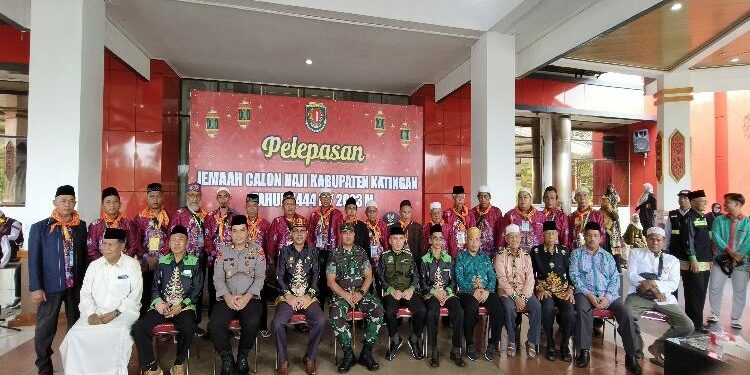FOTO: ANR/MATAKALTENG - Wakil Bupati Katingan Sunardi N.T Litang, saat melepas secara resmi keberangkatan JCH Kabupaten Katingan di halaman kantor Bupati Katingan.