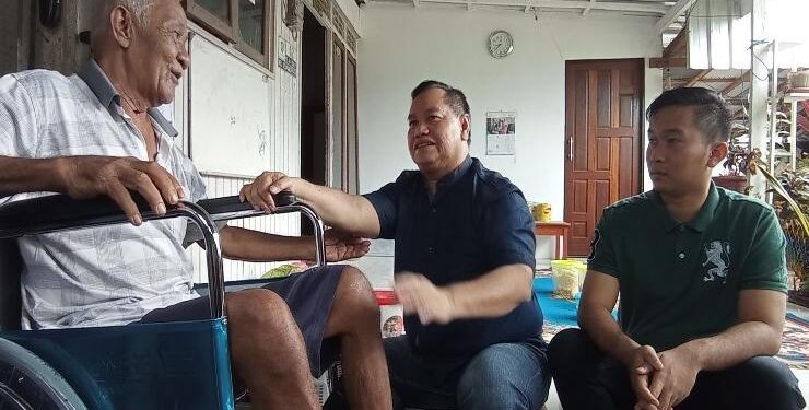 FOTO : DEVIANA/MATAKALTENG - Bupati Kotim Halikinnor ditemani putra keduanya Angga Aditya Nugraha saat menyerahkan bantuan kursi roda kepada warga Jalan SPG, Sampit, Minggu 4 Juni 2023.