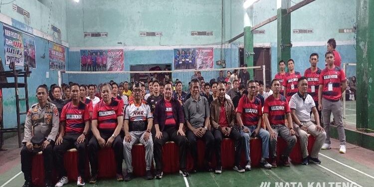 FOTO: DOK DEVIANA/MATAKALTENG - Bupati Kotim Halikinnor bersama atlet bulu tangkis dari wilayah selatan, Minggu 4 Juni 2023.