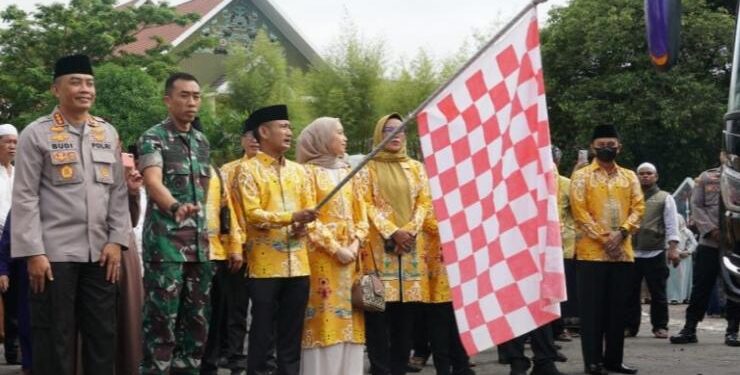 FOTO : OLIVIA/MATAKALTENG - Walikota Palangka Raya Fairid Naparin didampingi unsur Forkopimda melepas keberangkatan jamaah haji Palangka Raya, Minggu 4 Juni 2023.