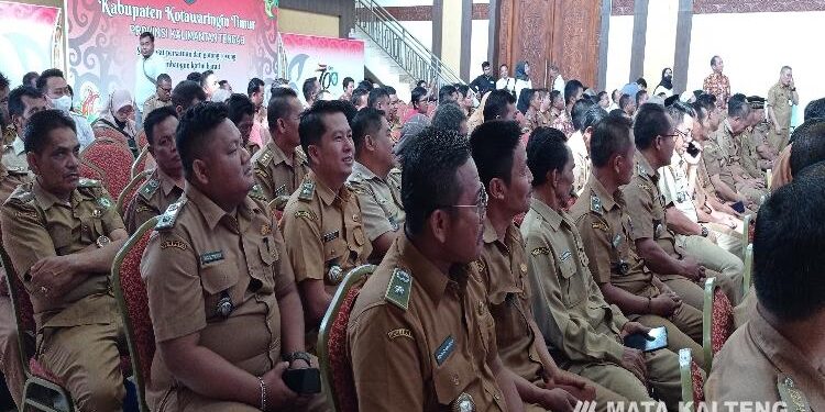 FOTO: DOK DEVIANA/MATAKALTENG - Perangkat desa di Kotim saat mengikuti pelatihan di rumah jabatan bupati, beberapa waktu lalu. 