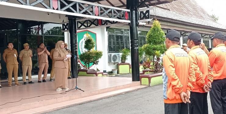 FOTO : DEVIANA/MATAKALATENG - Pelepasan Kontingen Penas KTNA oleh Wakil Bupati Kotim Irawati di halaman kantor bupati, Senin 5 Juni 2023.
