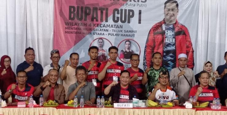 FOTO : DEVIANA/MATAKALATENG - Bupati Kotim Halikinnor saat membuka turnamen bulu tangkis Bupati Cup I di Kecamatan MHS, Minggu 4 Juni 2023.