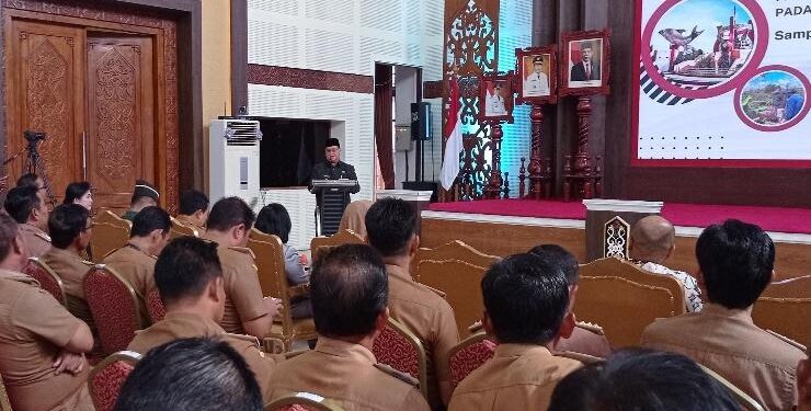 FOTO : DEVIANA/MATAKALATENG - Bupati Kotim Halikinnor saat membuka workshop evaluasi pengelolaan keuangan dan pembangunan desa, Senin 5 Juni 2023.