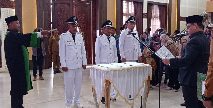 FOTO : DEVIANA/MATAKALATENG - Bupati Kotim Halikinnor saat melantik tiga Penjabat Kepala Desa di Rumah Jabatan Bupati, Senin 5 Juni 2023.