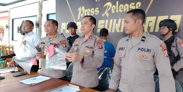 FOTO : AKH/MATAKALTENG - Kapolres Sukamara AKBP Dewa Made Palguna saat memperlihatkan barang bukti kasus Karhutla.