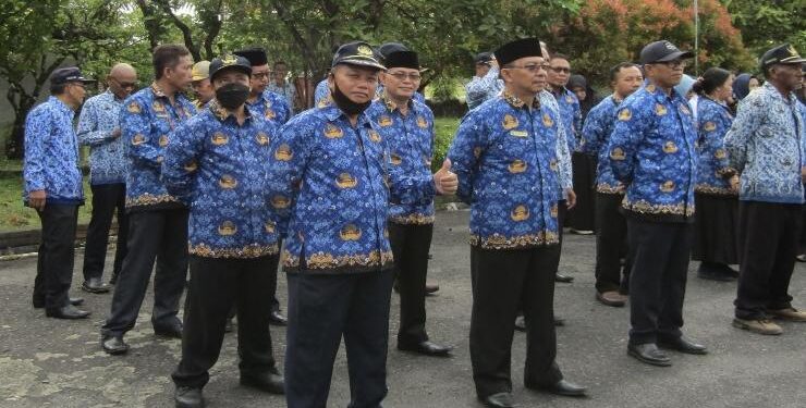 FOTO : DIAN/MATAKALTENG - Sejumlah guru saat mengikuti upacara peringatan hari guru nasional di Kabupaten Kotim.