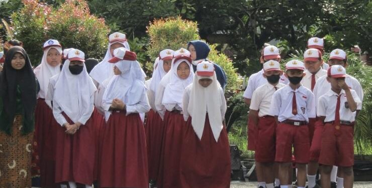 FOTO : DOK/DIAN MATA KALTENG - Sejumlah Pelajar Sekolah Dasar saat mengikuti upacara.
