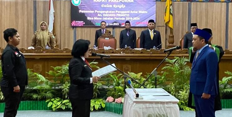 FOTO : DIAN/MATA KALTENG - Pelantikan Pergantian Antar Waktu (PAW) Anggota DPRD Kotim nama Dadang Priyanto di Gedung DPRD setempat, Selasa 6 Juni 2023.