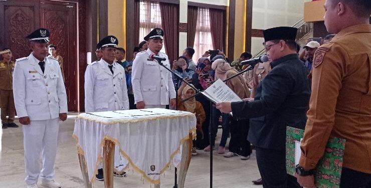 FOTO : DOK DEVIANA/MATAKALTENG - Bupati Kotim lantik tiga Pj Kades di rumah jabatannya, Senin 5 Juni 2023.