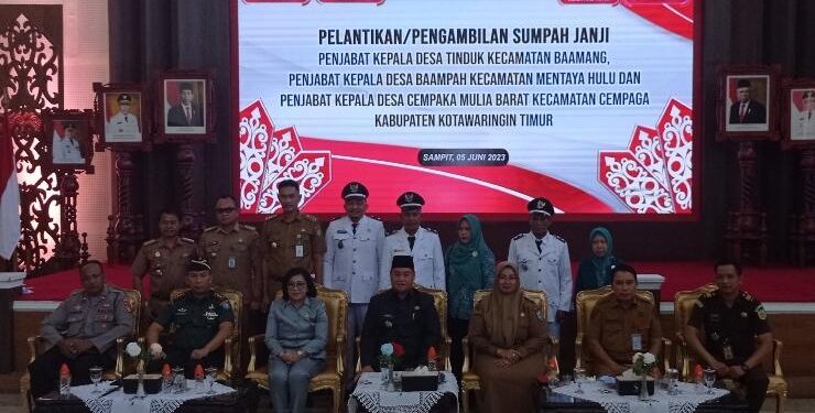 FOTO : DOK DEVIANA/MATAKALTENG - Bupati Kotim Halikinnor beserta pejabat lainnya saat bersama dengan tiga Pj Kades yang baru dilantik, Senin 5 Juni 2023.