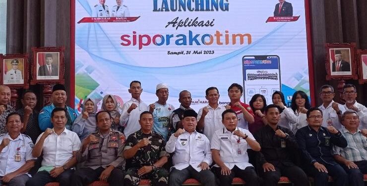 FOTO : DOK DEVIANA/MATAKALTENG - Bupati Kotim Halikinnor didampingi Sekretaris Daerah dan Kadispora Kotim usai peluncuran aplikasi Siporakotim, Kamis 31 Mei 2023