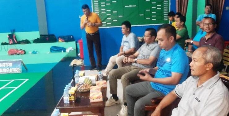 FOTO : SID/MATA KALTENG - Plh Sekda Gumas Richard (berdiri) ketika memberikan arahan, pada pembukaan turnamen Gilang Mas Open 2 tahun 2023, di GOR GGS Kuala Kurun, Senin, 5 Juni 2023 malam.