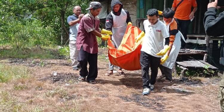 FOTO: RZL/MATAKALTENG - Jasad korban pada saat dievakuasi Tim Lazismu dan ERP ke RSUD dr. Doris Sylvanus Palangka Raya.