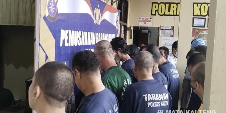 FOTO: AGUS/MATA KALTENG - Sebanyak 23 tersangka Narkotika yang berhasil diamankan Polres Kotim dan Polsek.