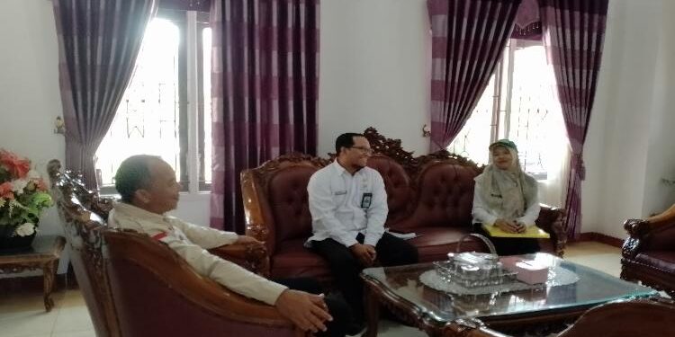 FOTO: AKH/MATAKALTENG - Bupati Sukamara Windu Subagio saat didata terkait sensus pertanian 2023.