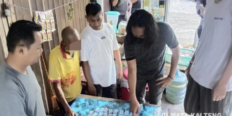 FOTO: IST/MATA KALTENG- J alias Kai (baju kuning) dengan Kapolsek KPM (baju putih) saat mengamankan pelaku pengedar sabu.