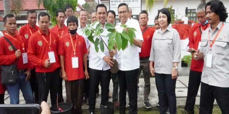 FOTO: VI/MATAKALTENG - Asisten Perekonomian dan Pembangunan, Leonard S. Ampung bersama Plt. Kepala Dinas Perkebunan Kalteng, Rizky Ramadhana Badjuri, saat menunjukkan tanaman Kakao.