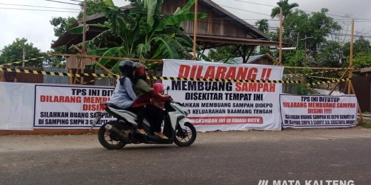 FOTO : DEVIANA/MATAKALTENG - TPS di Jalan Mucharan Ali Baamang Hulu ditutup, Rabu 7 Juni 2023.