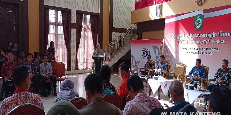 FOTO: DEVIANA/MATAKALTENG - Wakil Bupati Kotim Irawati saat membuka kegiatan sosialisasi netralitas ASN, Kamis 8 Juni 2023.