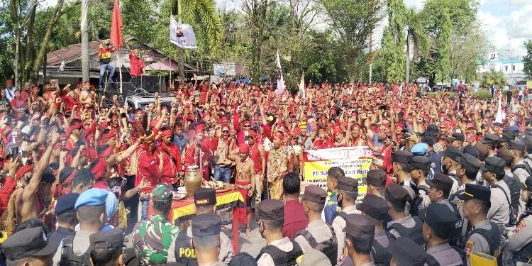 FOTO: AGUS/MATA KALTENG- Pasukan TBBR saat menggelar aksi damai di depan kantor Pemda Kotim Kamis, 8 Juni 2023.