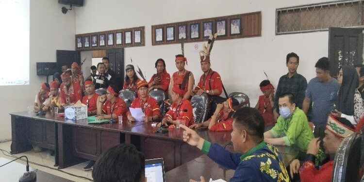 FOTO: AGUS/MATAKALTENG - Pasukan TBBR saat menggelar mediasi di ruangan pertemuan Sekda Kotim, Kamis, 8 Juni 2023.