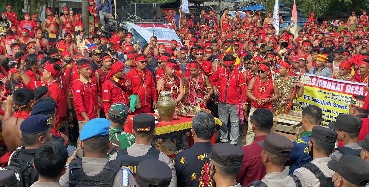 FOTO : DIAN/MATA KALTENG - Masa aksi dari Tariu Borneo Bangkule Rajakng di depan kantor Pemda Kotim, Kamis 8 Juni 2023.
