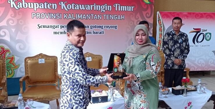 FOTO : DEVIANA/MATAKALTENG - Komisi Aparatur Bidang Penerapan Nilai Dasar, Kode Etik, Kode Perilaku dan Netralitas ASN Iip Ilham Firman saat menerima plakat dari Wabup Kotim Irawati pada kegiatan sosialisasi netralitas ASN di rujab Bupati Kotim, Kamis 8 Juni 2023.