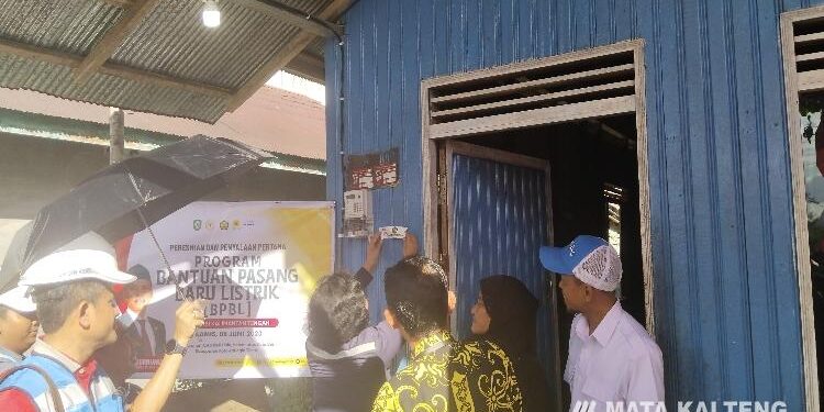 FOTO: AGUS/MATA KALTENG - Sekretaris Direktorat Jenderal Ida Nuryatin (Baju Hitam) Finahari saat menyalakan listrik dirumah tangga yang penerima program BPBL, Kamis 8 Juni 2023.