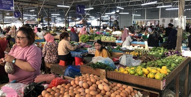 FOTO : DIAN/MATA KALTENG - Suasana pasar Al Kamal Sampit saat malam hari.