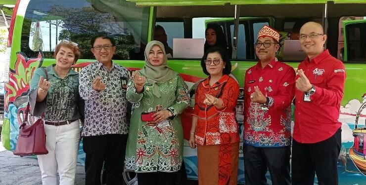 FOTO : DEVIANA/MATAKALTENG - Wakil Bupati Kotim Irawati dan Kepala Bapenda Kotim Ramadhansyah bersama pejabat lainnya usai launching aplikasi E-Layanan PBB, Kamis 8 Juni 2023.