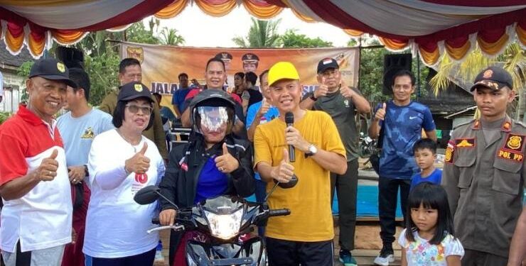 FOTO : DISKOMINFO SANTIK/MATA KALTENG - Bupati Gumas Jaya S Monong didampingi Wakil Bupati Efrensia LP Umbing bersama peserta jalan sehat yang beruntung mendapat hadiah utama sepeda motor, di Kelurahan Rabambang, Kecamatan Rungan Barat, Kamis, 8 Juni 2023