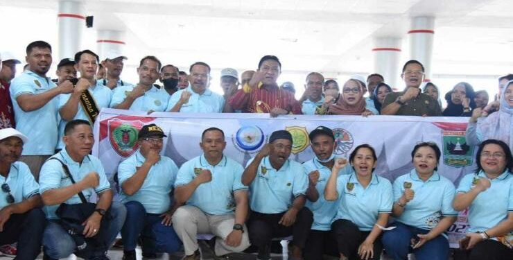 FOTO : OLIVIA/MATAKALTENG - Wakil Gubernur Kalteng Edy Pratowo berfoto bersama dengan kontingen Penas sebelum berangkat di Bandara Tjilik Riwut Palangka Raya, Kamis 8 Juni 2023.