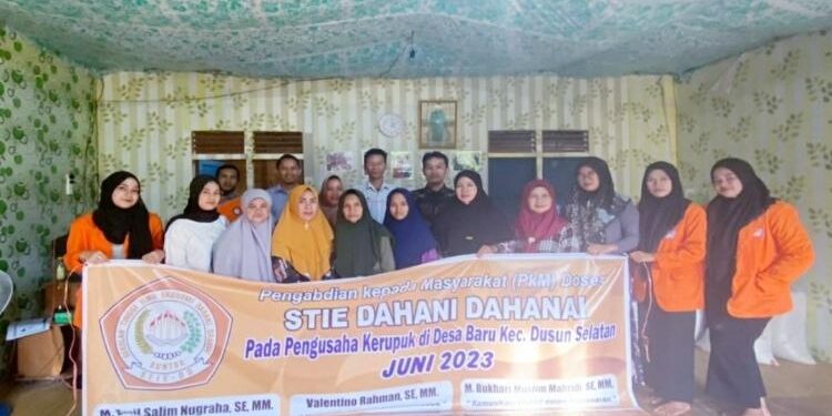 FOTO: TAUFIK/MATAKALTENG - Bersama Dosen Pemateri Dan Mahasiswa STIE Dahani Dahanai Buntok Serta Peserta PkM Desa Baru.