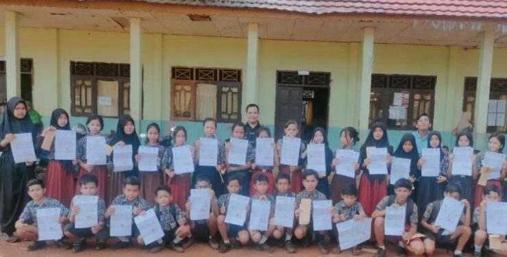 FOTO DISDIK/MATA KALTENG - Sejumlah siswa sekolah dasar saat menerima surat kelulusan.