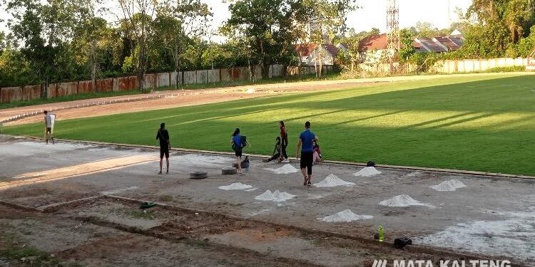 FOTO : DEVIANA/MATAKALTENG - Kadispora Kotim Wim RK. Benung saat memantau lapangan sepak bola, Jumat 9 Juni 2023.