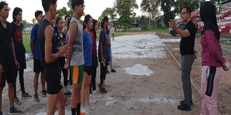 FOTO: DEVIANA/MATAKALTENG - Ketua PASI Kotim, Raihansyah, saat memberikan arahan dan semangat kepada para atlet, Jum'at 9 Juni 2023.