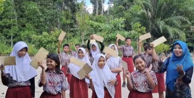 FOTO : DISDIK/MATA KALTENG - Penerimaan kelulusan di salah satu sekolah dasar yang ada di Kota Sampit.